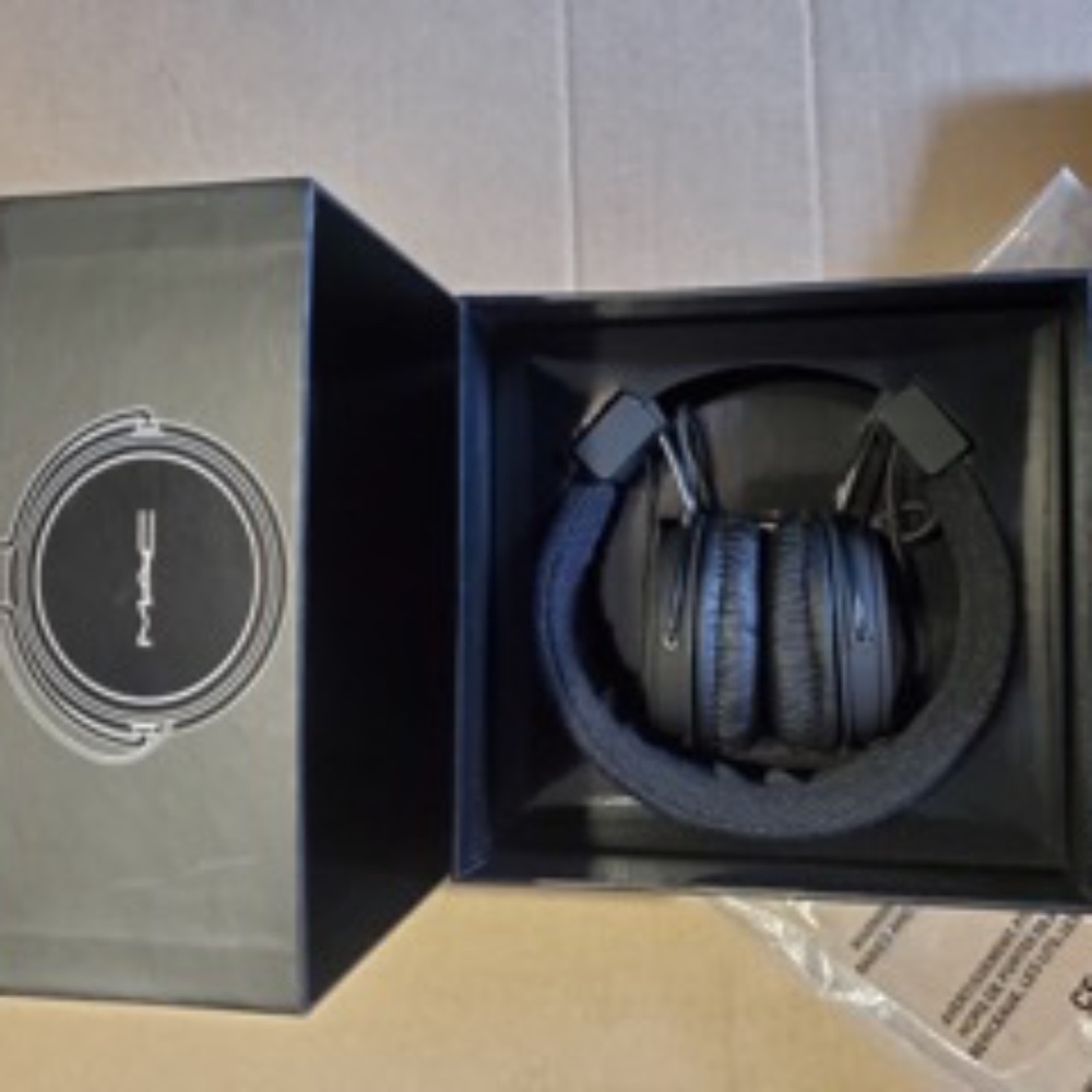 MAC COSMETICS Headphones